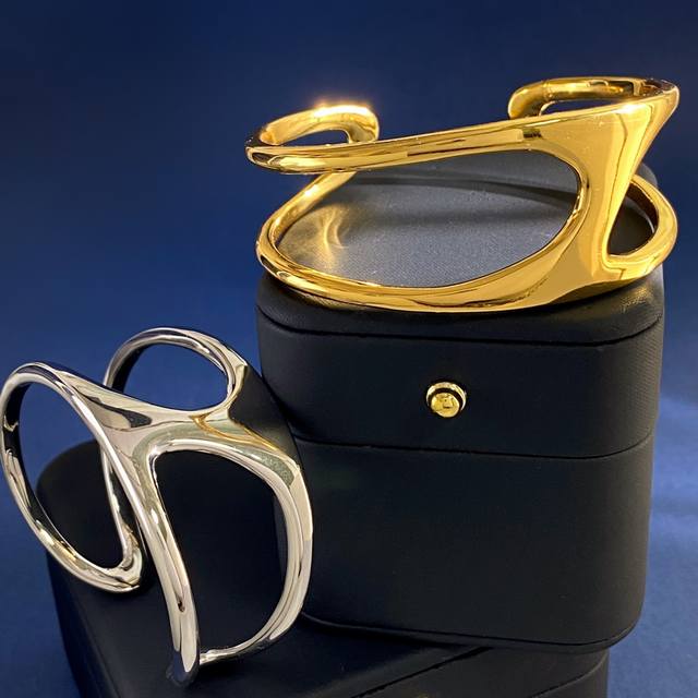 am80 无标爱马仕风格欧美风简约光面双线镂空猪鼻子C形开口手镯 黄铜材质 金银2色 重约29.8G 面宽约2.7Cm 最宽处测量 厚约0.2Cm