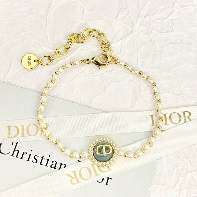 编码H532 Dior手链热销款火爆上新 迪奥新款Cd小米珍珠蓝色钮扣手链 米粒珍珠链条搭配金属字母，质感绝了 蓝色小纽扣像果冻一样晶莹剔透～ 搭配金珠小米珠链