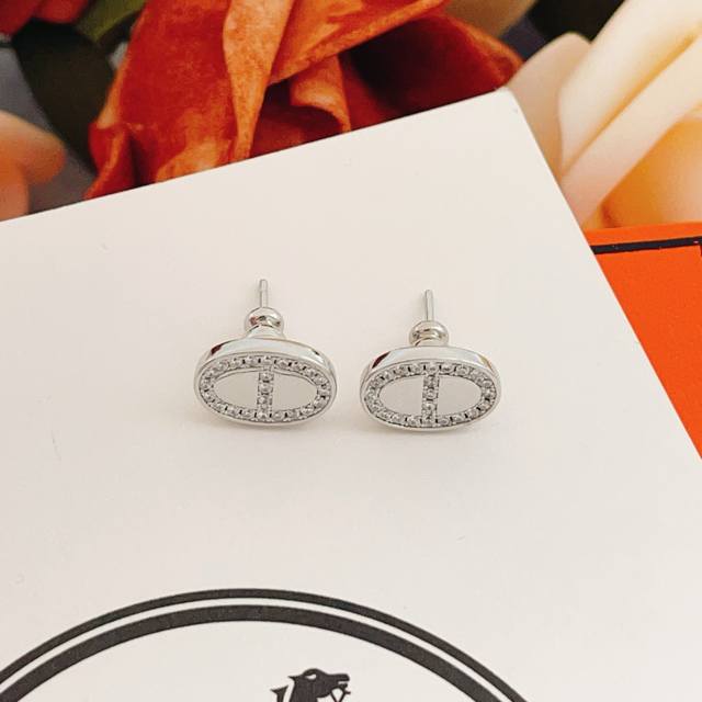 He Mes最新款银色猪鼻子耳钉 一致Z批黄铜材质，非常的上镜设计很特别值得入手高级手工坊系列