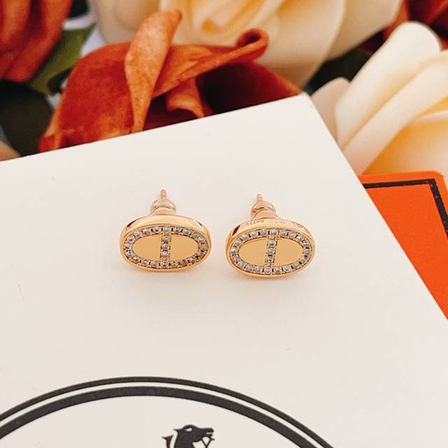 He Mes最新款玫瑰金猪鼻子耳钉 一致Z批黄铜材质，非常的上镜设计很特别值得入手高级手工坊系列