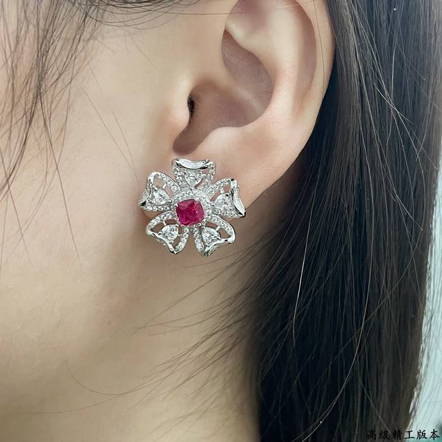 此款调价彩宝： 进口定制 通体纯银 高级精工版本，方形红刚玉耳钉，日常百搭，闺蜜同款，情如钻石，乘风破浪，加油打拼