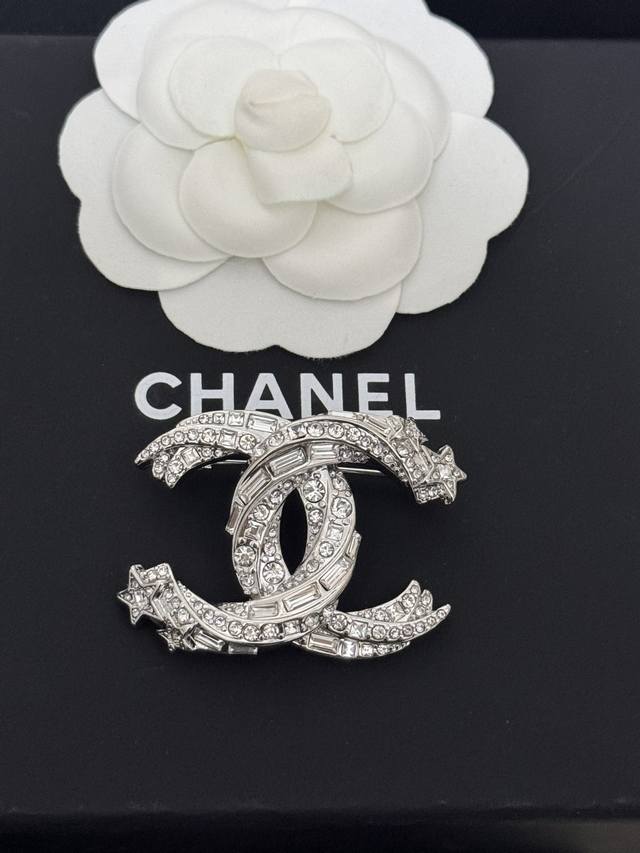 银色 捷克钻出货成本高 新款胸针到货Ch*Nel 方钻双C胸针 方钻和长钻的完美结合 增加了产品的艺术感和灵动性 非常百搭 名媛范儿十足。实物实拍，细节如图