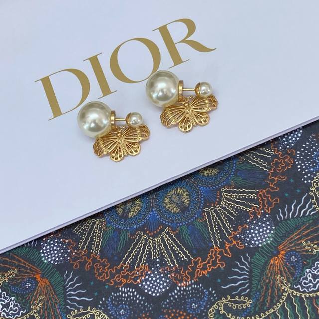 高品质 细节如图 Dor 25早春蝴蝶系列 全网独家首发Omg Omg Omg太美太浪漫了吧！戴上美的不像话小仙女必备！镂空设计，细节感很强，是一件饰品更像是一