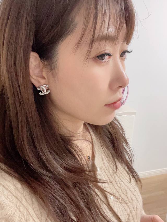 高品质 细节如图 香 书包扣银色双C满钻耳钉 经典升级！颗颗施华洛水晶Blingbling无敌闪！非常简约大方时尚！永不出错的万年经典款！不必多说，必入自留[机