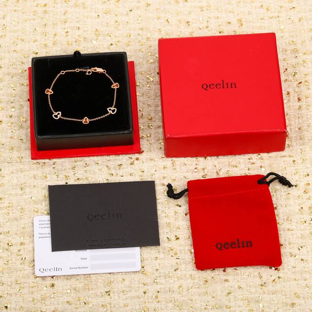 我们出品 葫芦手链，可订做18K真金真钻版，只做对版真金货，价询客Fu 你的520礼物：采用双葫芦形态 意旨爱需要双向奔赴，好事成双 时尚配搭：精致考究的外观设