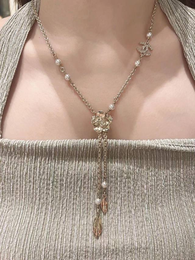 我们出品 Zp13130量大咨询客Fu 本季必入爆款24B新款项链 Ch Nel山茶花项链 火到炸裂，美到窒息，不买真心对不起自己全部采用进口施华洛钻，无敌重工