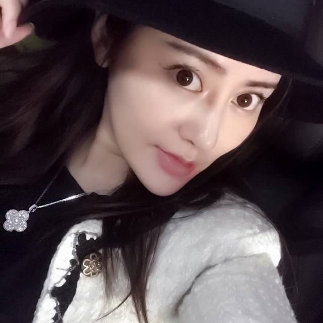 我们出品 大花满钻项链 Zp226000+认准唯一一家真正购入珠宝类Z批开发的，可订做真金真钻，只做对版Z批真金货，批K市面各种金货量大咨询客Fu 终于给我开发