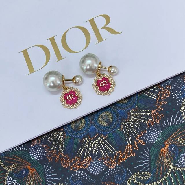 高品质 细节如图 Dor粉四叶草双珠耳钉 25年早春Cruise最新款！超美，怎么搭配怎么好看特定四叶草粉色树脂，超美的树莓红，且珠子是一致Z批特别定制的，不是