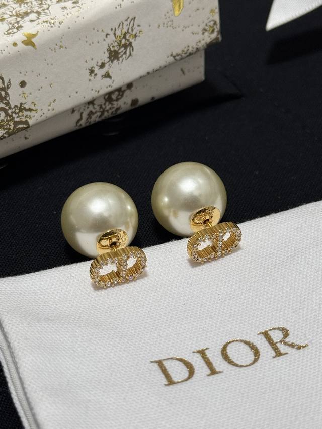 高品质 细节如图 Cd满钻大珠耳钉 一款简洁又好看的耳环！Cd标志，金属两排镶满着施华洛水晶，使得整体造型非常的有时尚感，设计感！一对多种佩戴，可单独佩戴，可搭