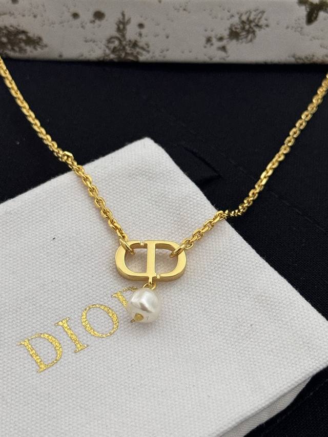 高品质 细节如图 Cd吊珠项链 经典简约清新的Cd系列！非常适合现在的季节，光面Cd+一颗施华洛异形珠，适合单戴也适合叠加搭配的一款，一致Z黄铜材质，可以调节！