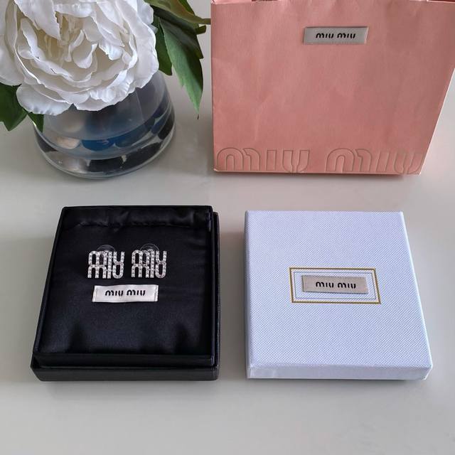 Mu字母满钻耳钉 绝美巨巨巨闪Blingbling妥妥的公主耳环Logo+水钻的点缀，上边颗颗施华洛水晶，成本超高！上耳颜值爆表，仙气飘飘仙女们必入上耳秒变气质