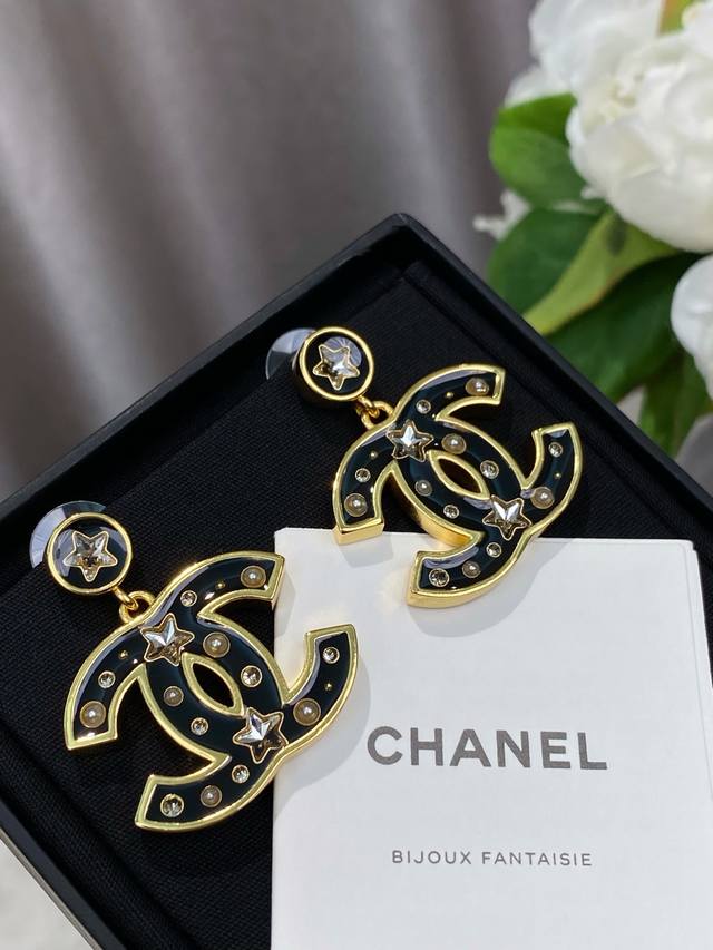 高品质 细节如图 香 黑色Cc星星钻耳环耳坠 25最新款！哇哇，巨巨巨美经典的金黑配色，非常有Vintage的味道，上身富家千金既视感，复古港风非常有细节真的让