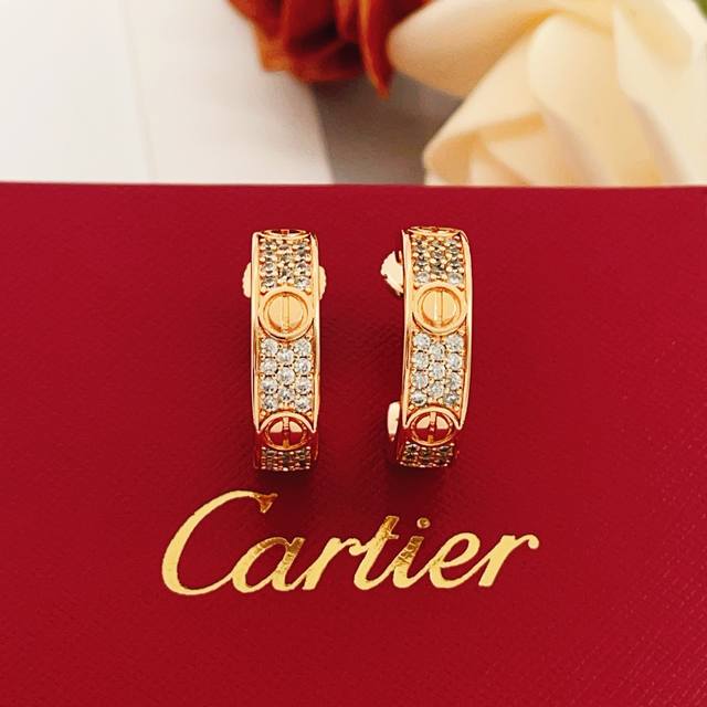 Cartie*最新款卡地亚玫瑰金满天星圆形耳环 一致Z批黄铜材质，非常的上镜设计很特别值得入手高级手工坊系列