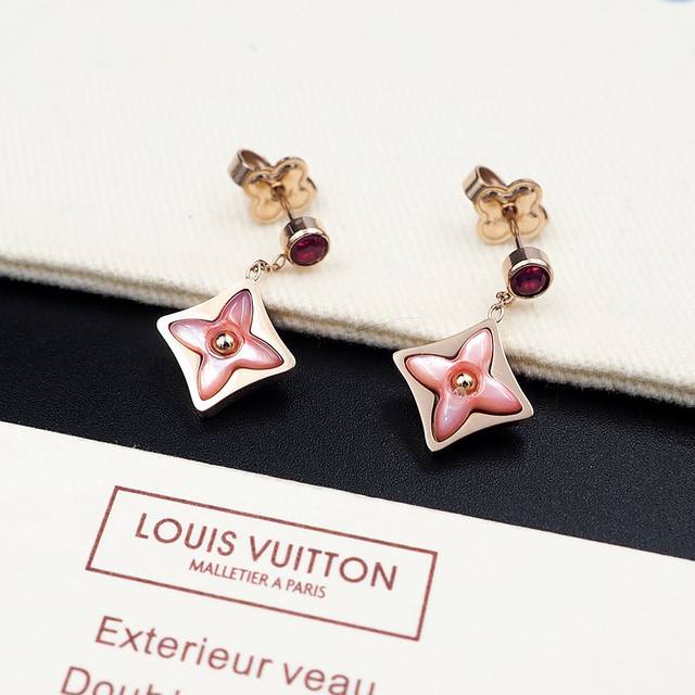 驴家Color Blossom Bb 耳钉推出情人节限量版设计，以华美格调点 亮各式场合。雕琢 Monogram 花卉，莹泽贝壳塑造圆 润花瓣，与红宝石共同呈现