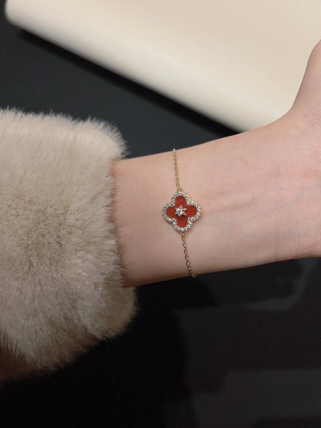 我们出品 量大咨询客Fu 彩宝系列-六芒星四叶草手链 白色带来清透的气息，活力高级感拉满，通体925纯银行业标杆工艺独家行业标杆新技术电镀优金电镀，保色度做到目