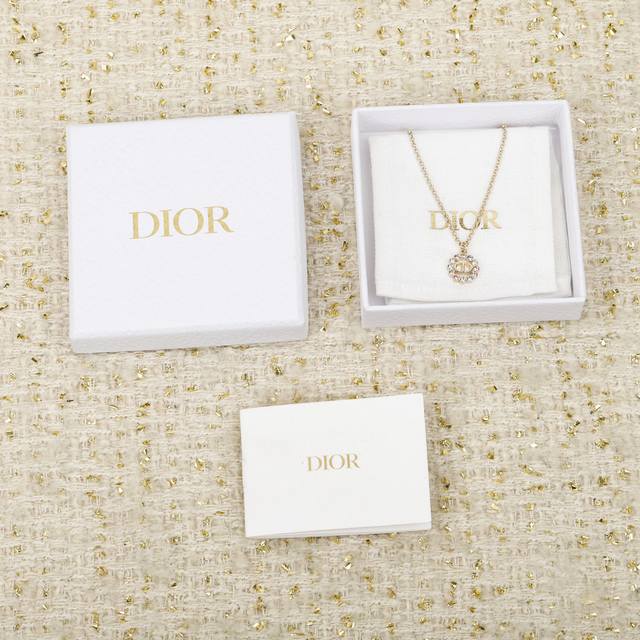 我们出品 Z批 5590，量大咨询客Fu Dor圆形彩钻Cd项链 2026早春最新款绝美系列非常经典的Cd设计超级百搭！一致Z批黄铜材质，颗颗施华洛彩钻，经典百