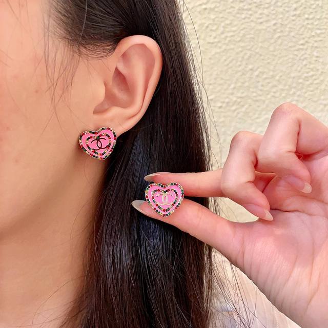 香奈儿爱心镶钻双C耳钉
