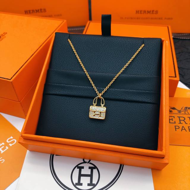 He Mes白钻康康包金色项链 只能用无敌形容，这款绝对的性价比之选感受下这么无敌的工艺！简约，特别适合日常搭配，而且晚装搭配也特别的气质，绝对是一款值得收藏的