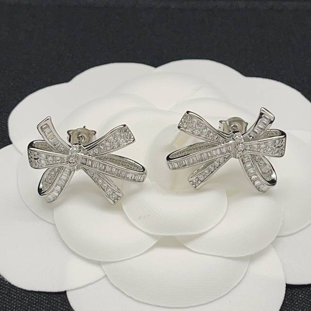 Graff最新款银色镶钻蝴蝶结耳钉 一致Z批黄铜材质，非常的上镜设计很特别值得入手高级手工坊系列