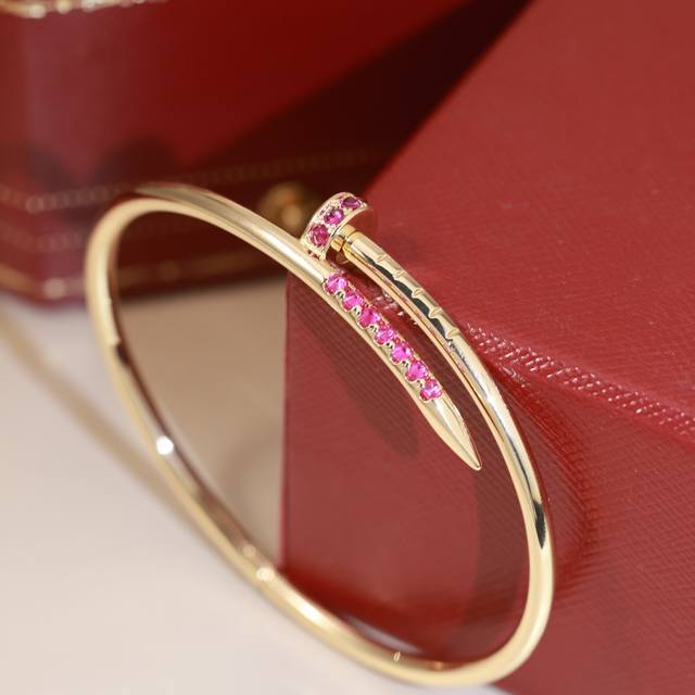 新款钉子手镯 Cartier 卡地亚头尾钻钉子手镯 Juste Un Clou系列艺术设计展亮相米兰，演绎“当平凡化为珍贵”。Juste Un Clou艺术装置