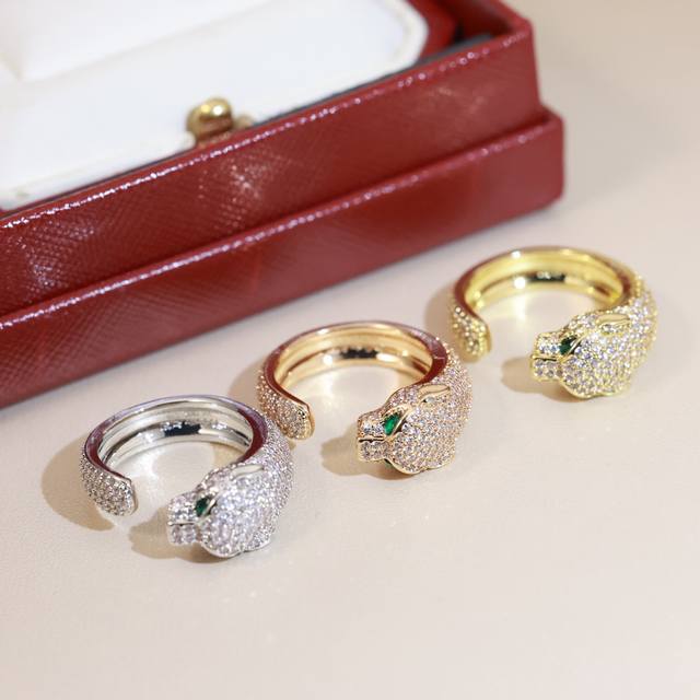 满钻版 爆款卡地亚官方[嘘][嘘]1:1豹子戒指豹头戒指哟、个性的开口设计全手工放大镜微镶超闪Aaaa钻，澳洲进口绿宝石点缀。亚金材质+刻有Logo 开口设计