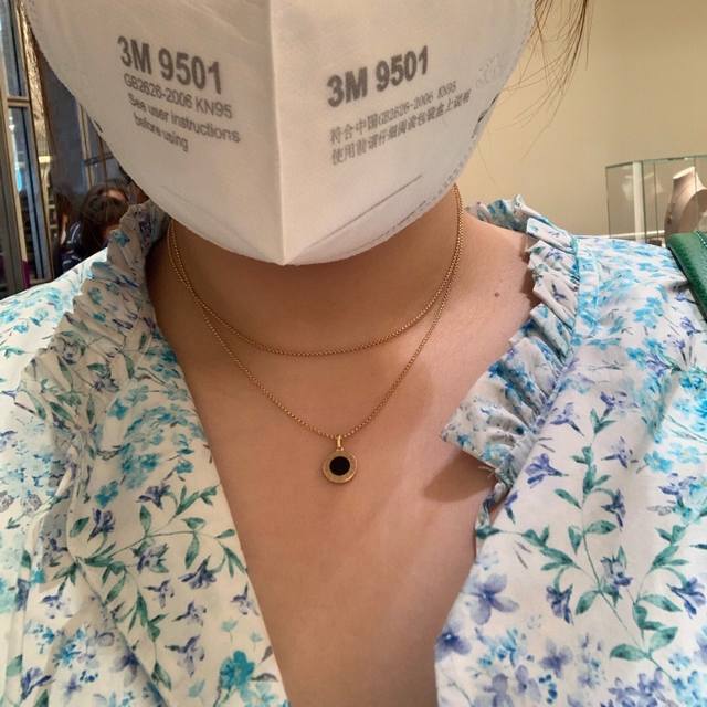 我们出品 现货！ 赵露思同款黑白玛瑙项链 项链Z批p17680 手链p14430 可订做真金真钻版，量大咨询客Fu Bvlg Ri项链以品牌奉为灵感来源的罗马文