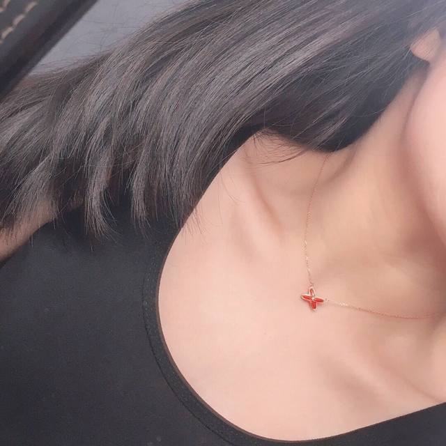 我们出品 Liens交叉项链Z批 40，认准唯一一家购入珠宝类Z批开发的，可以订制真金真钻，量大咨询客Fu 纯银精工版 现货！这款绝对的推荐，气质清新，造型知性