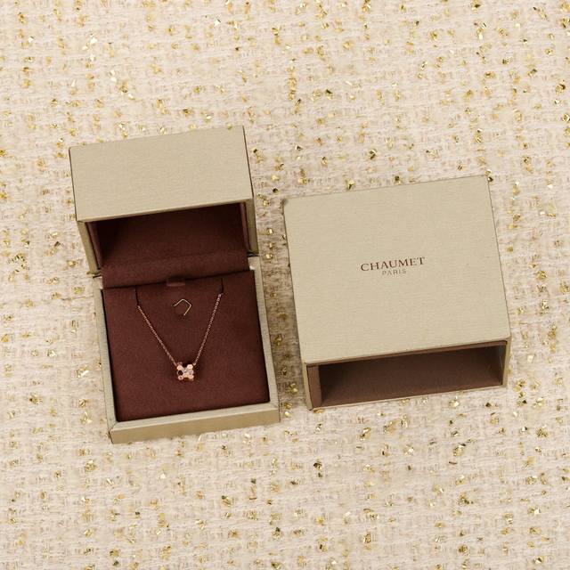 我们出品 蜂巢带钻项链 Z批p30 600+，可以订做真金真钻版，价格p咨询客Fu Bee My Love系列的经典作品，以蜂巢造型打造出炫目耀眼的吊坠。作品按