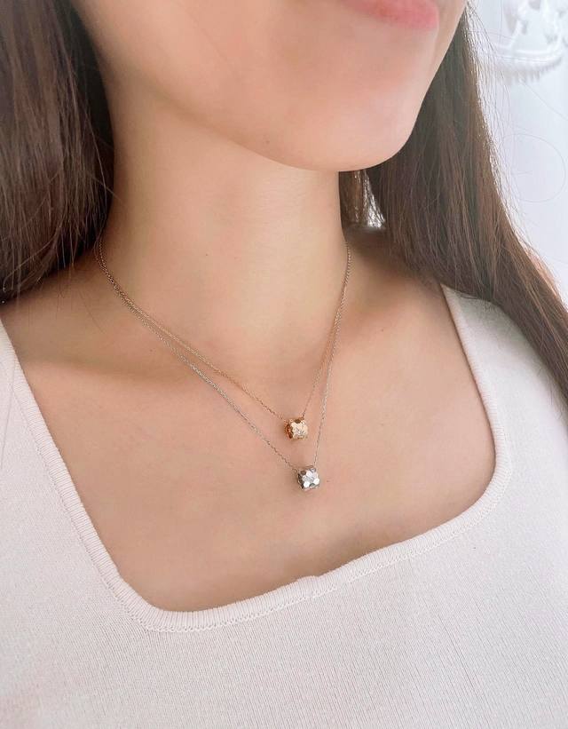 香槟金 银色 我们出品 蜂巢带钻项链 Z批p30 600+，可以订做真金真钻版，价格p咨询客Fu Bee My Love系列的经典作品，以蜂巢造型打造出炫目耀眼