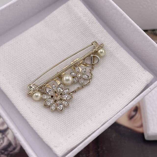 高品质 细节如图 D 满钻雏菊多配件胸针 Z 5800，26年早春最新款绝美系列！强烈推荐超美！怎么搭配都好看一致致Z批黄铜材质＋施华洛马眼钻，花朵中间是黄色钻