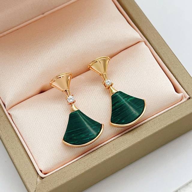 Bvlgari最新款玫瑰金绿贝扇子耳钉 一致Z批黄铜材质，非常的上镜设计很特别值得入手高级手工坊系列