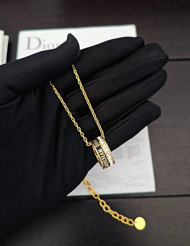 Daor 最新款方钻黑油字母圆环项链 一致Z批黄铜材质