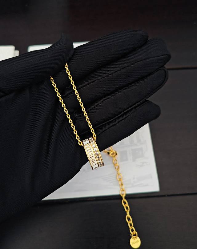 Daor 最新款方钻白油字母圆环项链 一致Z批黄铜材质