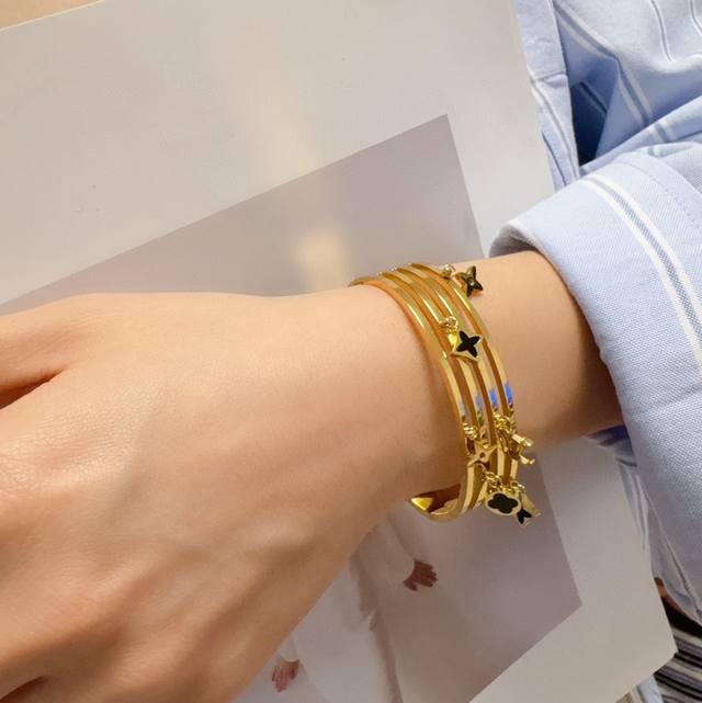 新品 原单货 Lv字母多配件镂空雕刻手镯Louis Vuitton 路易威登 专柜一致材质 火爆款出货 设计独特 复古前卫。手镯14K精工保色版 从上市以来一直