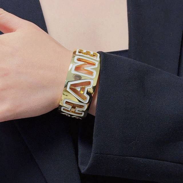 新款Chanel 香奈儿好品质宽版镂空手镯带Logo黑白色开口手镯Bracelet Jewelry 新款厚实手镯 高级定制精致小物件必备 一年四季都可配戴细节中