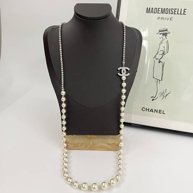香奈儿项链热销爆上新 Chan 25 银色水晶拼接珍珠双Ｃ毛衣链 珍珠和水钻的拼接搭配很高级很贵气！渐变大小珍珠之间隔着水晶搭配满钻双Ｃ 整体Bling Bli