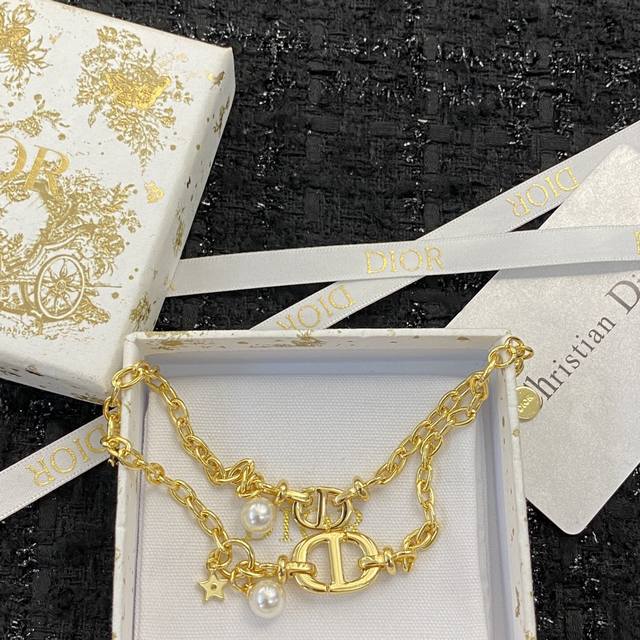 超火爆的一款手链 重磅强烈推荐独家高端品质实拍质量360°无死角无可挑剔重工电镀同步专柜唯美时尚速速入手让你在这个季节美起来送礼也不失高档送女朋友送闺蜜都拿得出