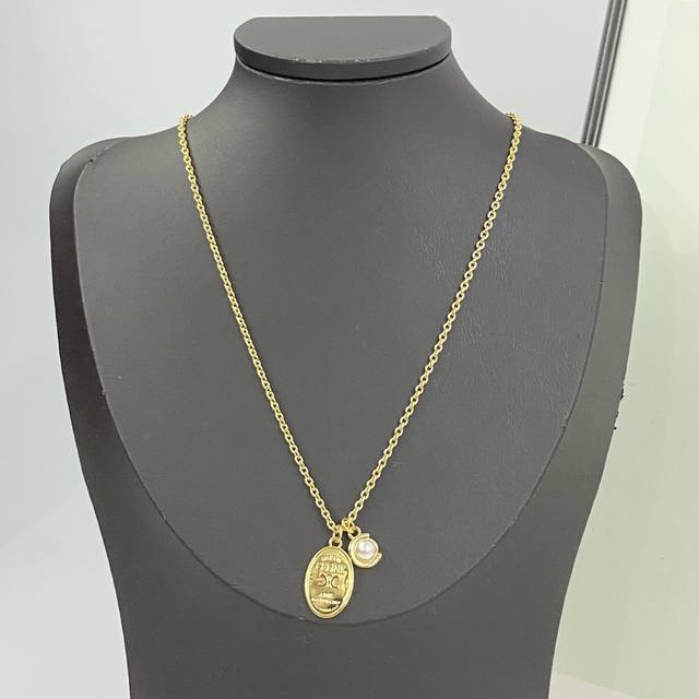 Celine项链热销款爆上新 一致Z批 赛琳凯旋门徽章项链 椭圆徽章金币造型，正面刻印品牌标志性字母立体凯旋门Logo 随意搭配都有一种法式复古优雅感很适合日常