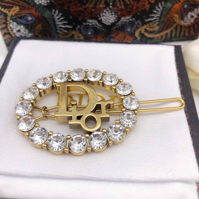 编号Dfj0004 重工发夹 D字母发夹 款这发夹散发耀眼风范。简洁百搭，优雅时尚别致 百搭 装起饰来都十分好看！Real貌美又实用 囤起来～