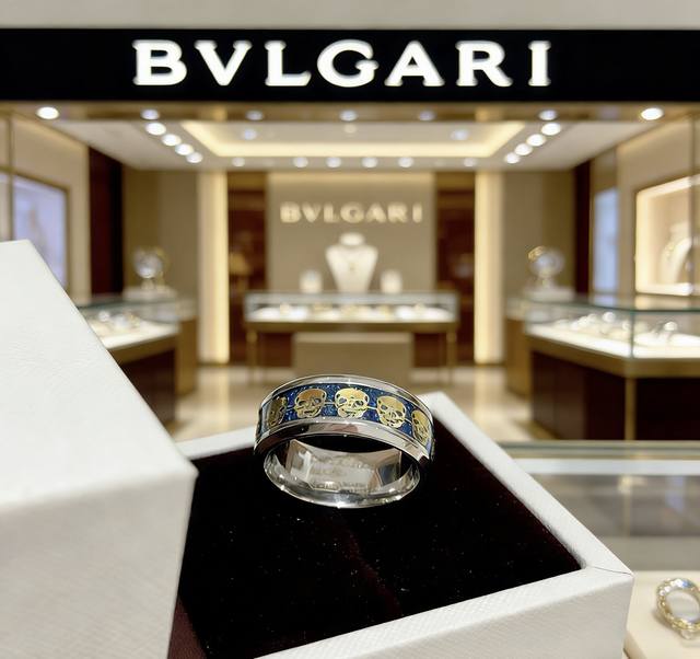 宝格丽项链V金材质。Bvlgari宝格丽 Divas‘ Dream 系列 品相完美，细节无敌，那种独特的色泽完全无可挑剔，再缀以经典指环外形设计，简约之余却又优