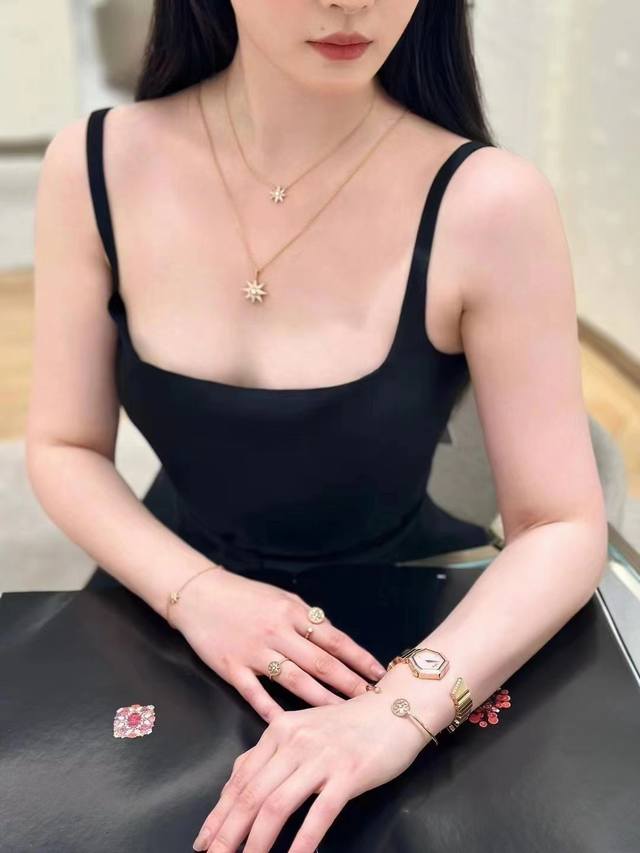 我们出品 ，八芒星项链，可订做真金真钻，只做对版Z批真金货，批K市面各种金货量大咨询客Fu éToile Des Vents 重新诠释经典罗盘玫瑰图案，未镶嵌宝