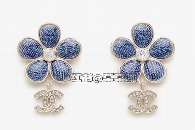 Chanel牛仔花耳环 这是一款极具辨识度的香奈儿 Chanel 经典牛仔花耳环，以五瓣花朵造型为基底，花瓣采用蓝色牛仔布材质，中央镶嵌一颗晶莹水钻，下方垂坠标