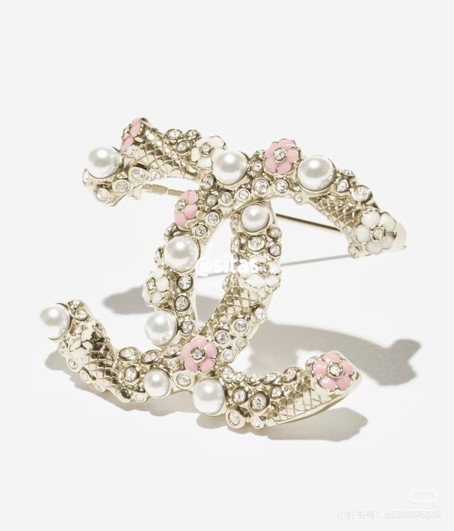 Chanel双C冰淇淋花卉胸针 金属材质搭配仿珍珠，水钻和粉色白色花朵，复古又浪漫。双C标志 超有辨识度，珍珠和花朵点缀，精致感满满