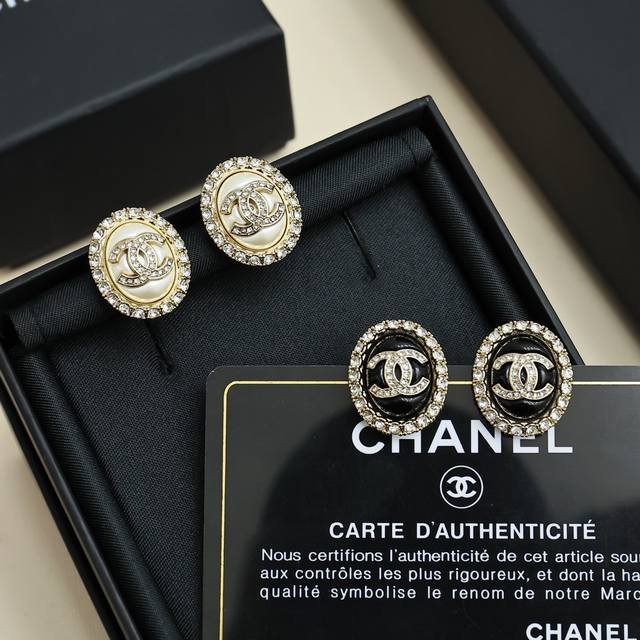 Chanel椭圆双C镶钻耳钉 珐琅底座搭配闪耀水晶环绕设计，浅金色金属边框精致优雅，是品牌标志性配饰之一。它兼具复古奢华与现代简约感，适合多种风格穿搭