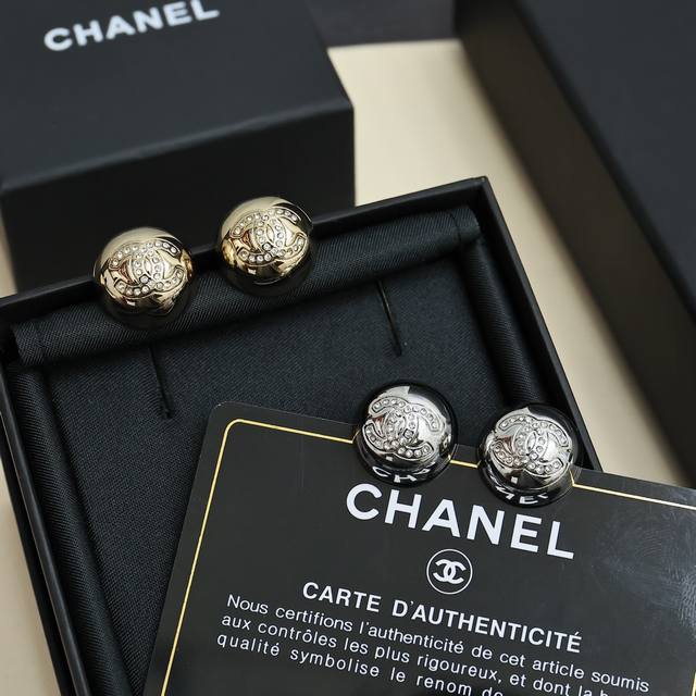 Chanel爆款半球双C镶钻圆耳钉 标志性的双C半球耳钉，采用经典圆形设计，金属底座镶嵌璀璨小钻，中央是品牌标志性的交织双C图案，整体低调奢华，极具辨识度。无论
