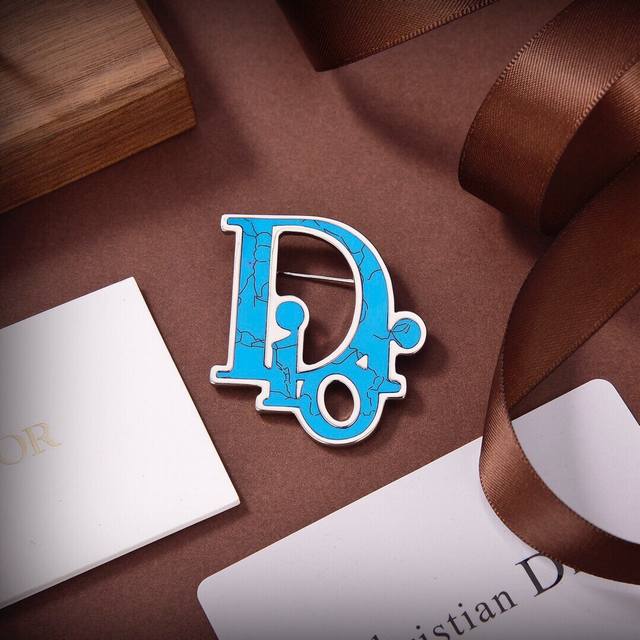 批批新品原单货 新款Dior迪奥Cd字母胸针专柜一致黄铜材质 超级有质感