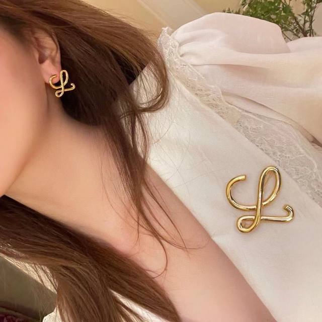 L0Ewe 罗意威 胸针 精致耐看 金属感，一致Z批黄铜材质，真金电镀，细节完美复刻，标配给你们啥标配 这款非常适合日常任何穿搭