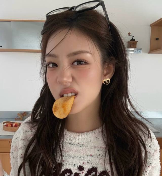 我们出品 Z批 7150！量大咨询客Fu 香 红 黑爱心双C耳钉 26批最新系列，巨巨巨美老规矩先买先得！太爱啦每一期必入爱心系列！是心动的感觉，上耳非常小巧日