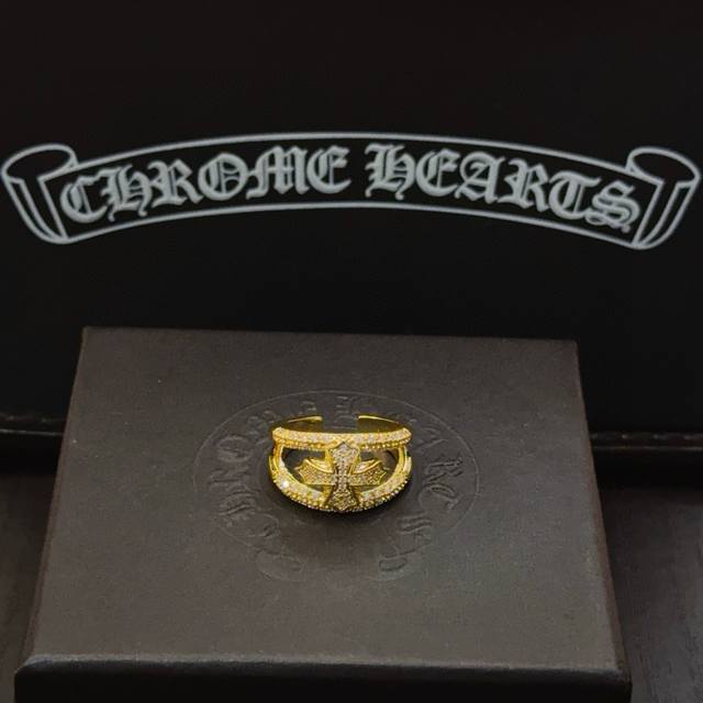 专柜品质 Chrome Hearts克罗心经典复古十字架戒指 凹凸造型不同的花纹设计风格呈现出与众不同 十字架童军花是克罗心的标志 所以更经久不衰 正品打版Ch