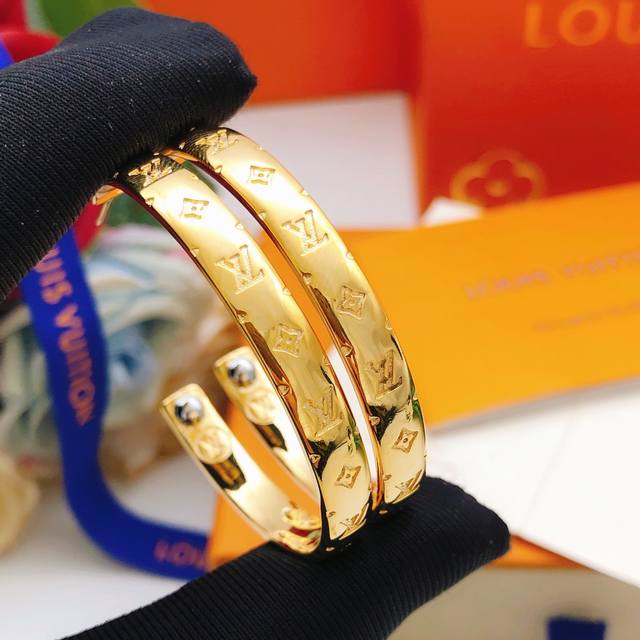 编号Led0170 Lv*最新款月亮圆形光面耳环 一致Z批黄铜材质